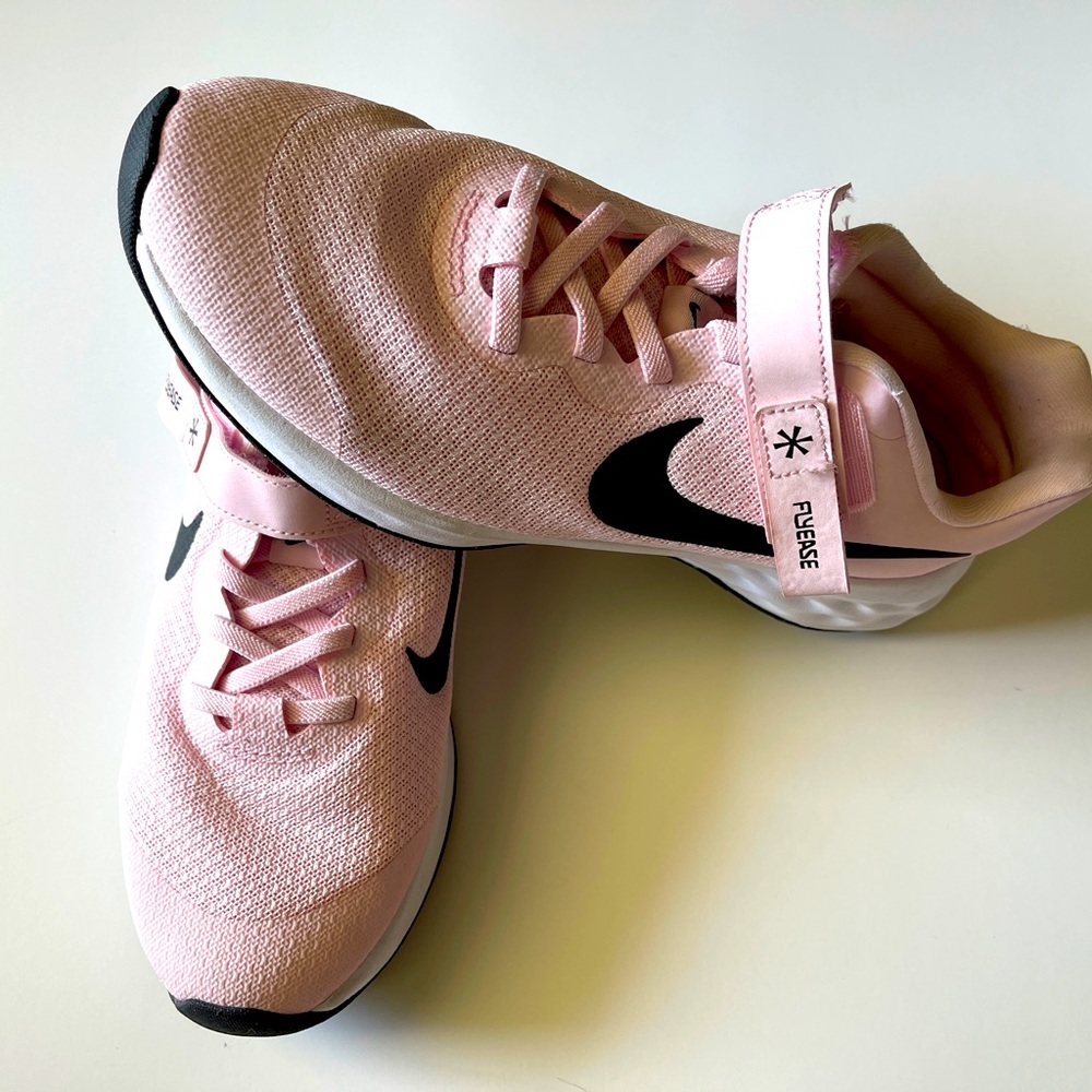 Pink Girls Nike FlyEase Size 5